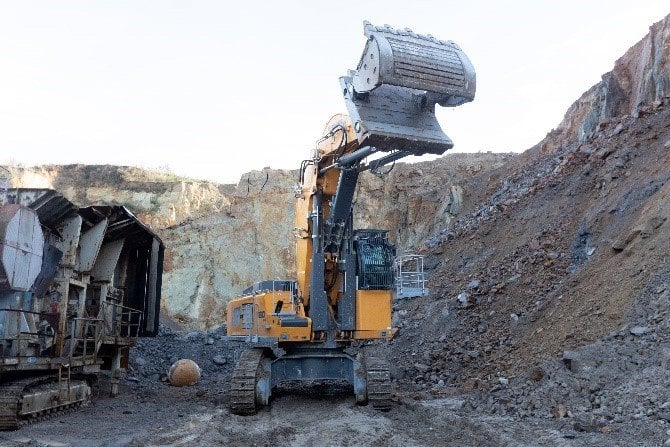 First R 980 SME shovel in France